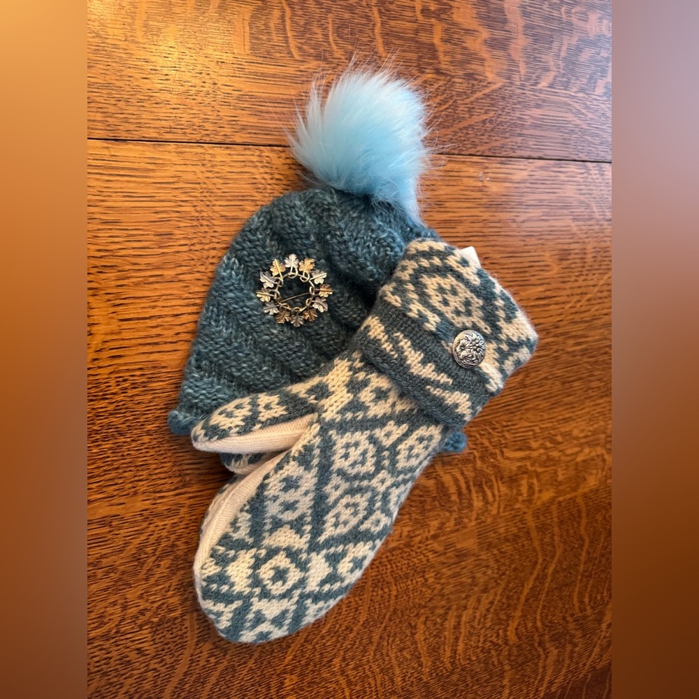 Women’s Bundle-Elegant Blue and Cream upcycled sweater Mittens